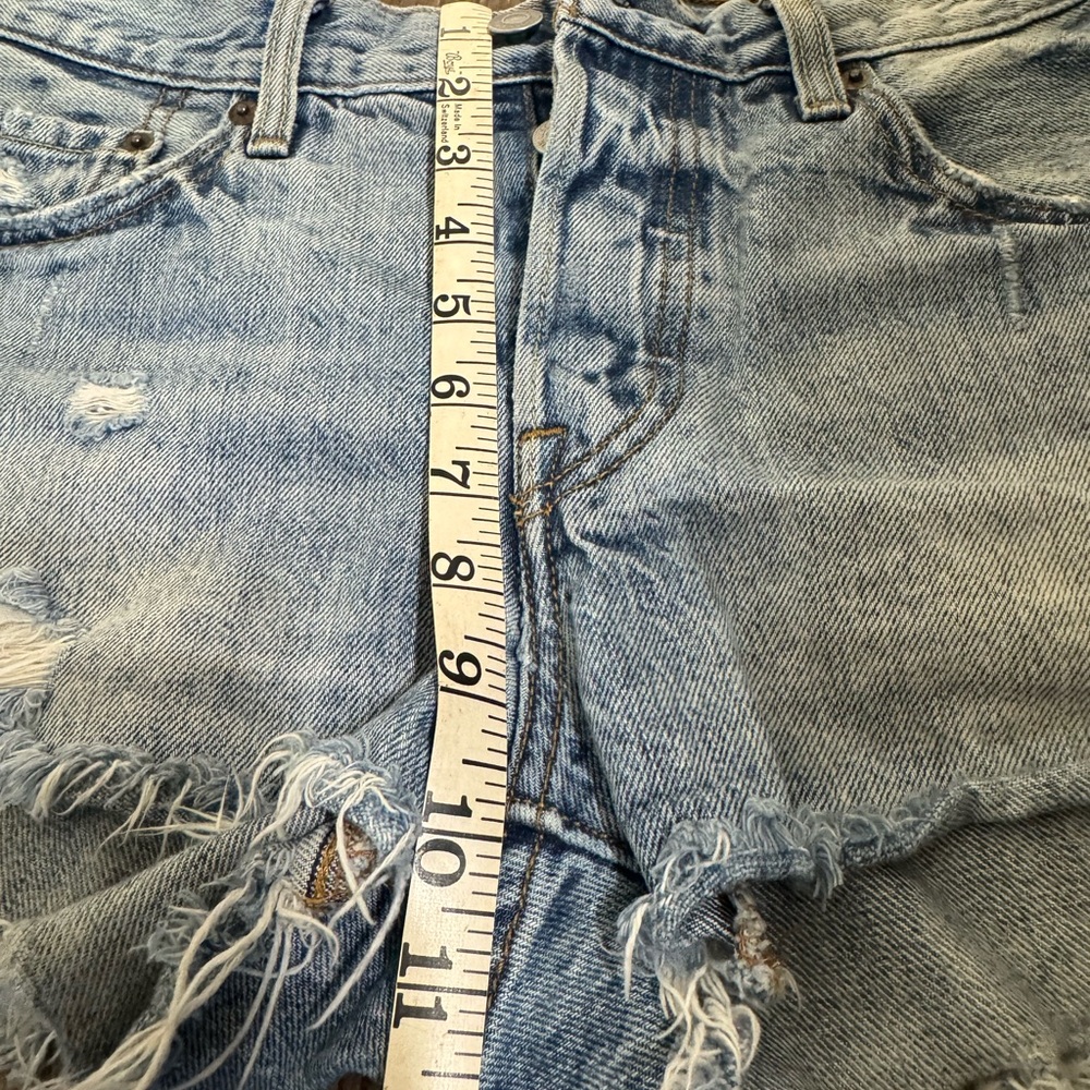 Levi’s 501 shorts size 25. Light denim. Button up fly. High waisted - Picture 10 of 13